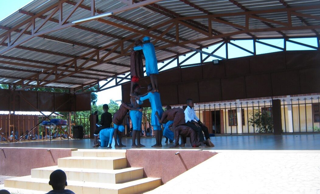 20 ans de solidarité avec le Burkina célébrés en musique, en contes et en couleurs au lycée Costa de Beauregard (AURA)