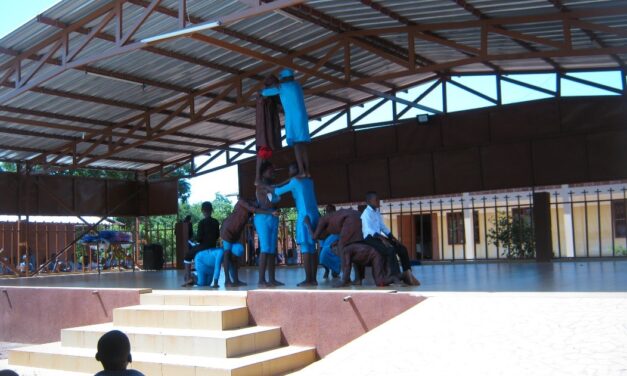 20 ans de solidarité avec le Burkina célébrés en musique, en contes et en couleurs au lycée Costa de Beauregard (AURA)